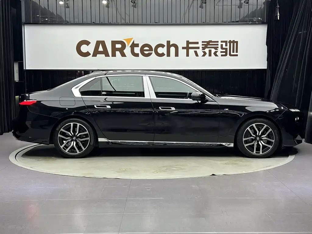 BMW 7 Series — фото 24