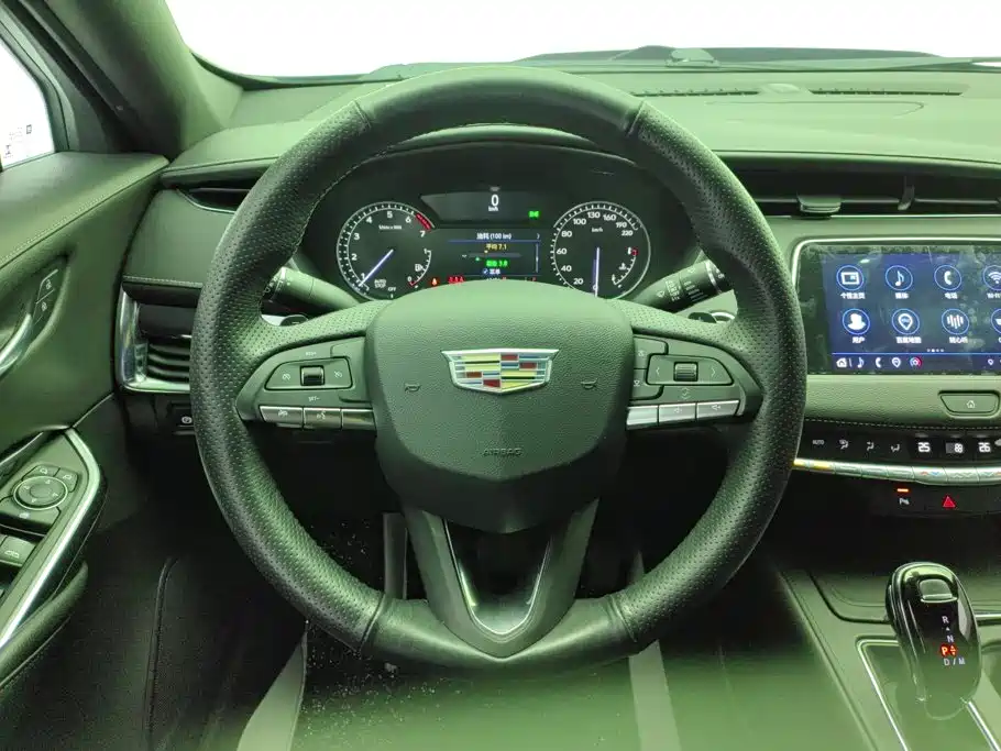 Cadillac XT4 — фото 15