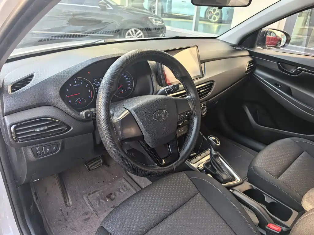 Hyundai Elantra — фото 14