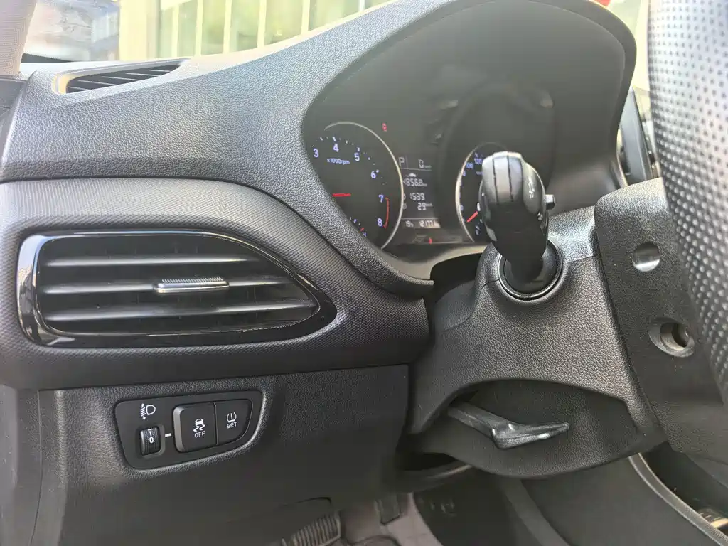 Hyundai Elantra — фото 19