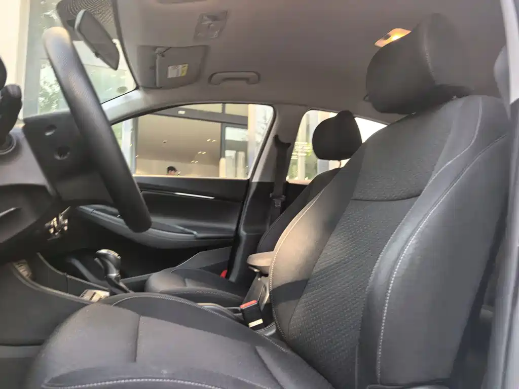 Hyundai Elantra — фото 20