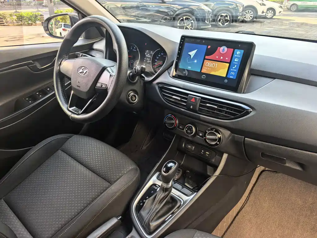 Hyundai Elantra — фото 28
