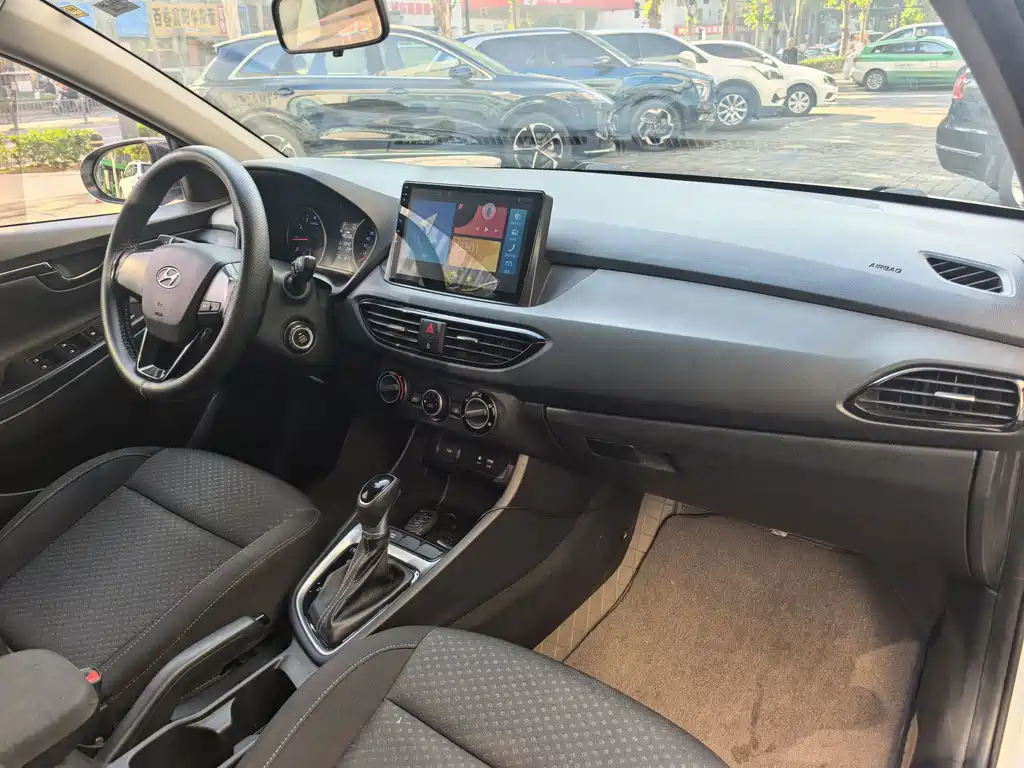 Hyundai Elantra — фото 30
