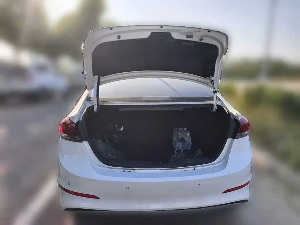 Hyundai Elantra — фото 9