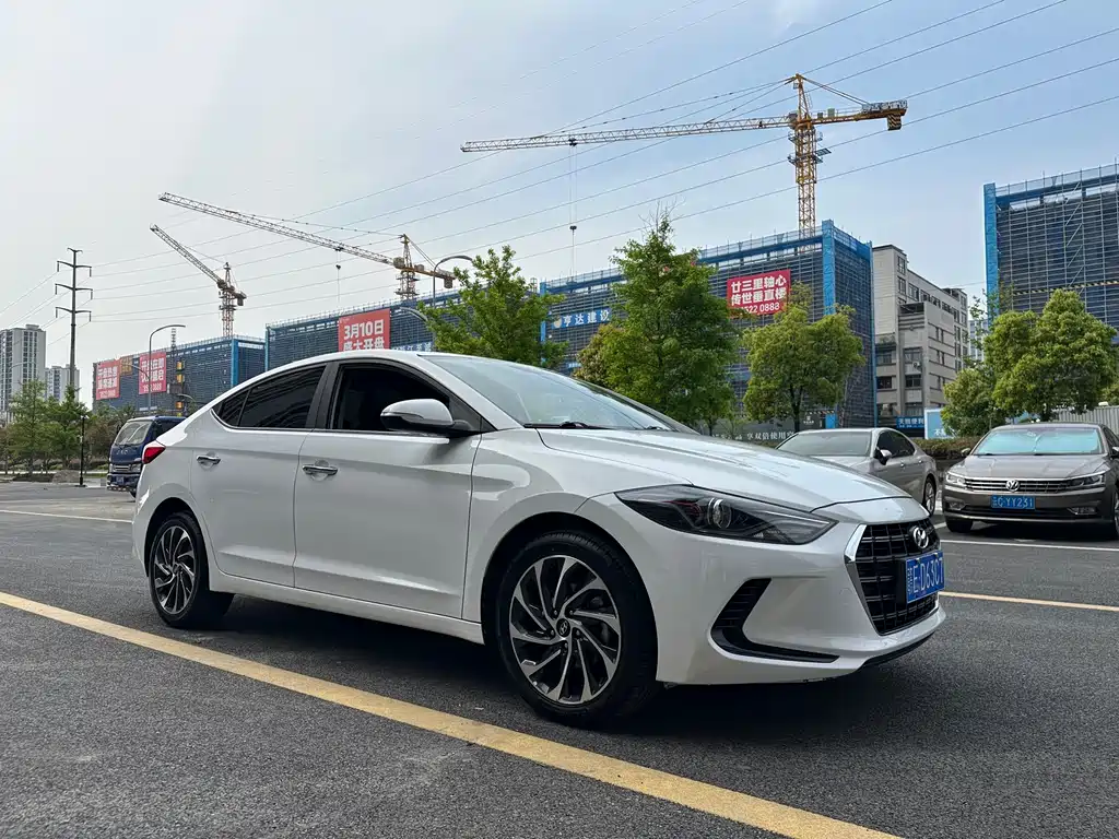 Hyundai Elantra — фото 3