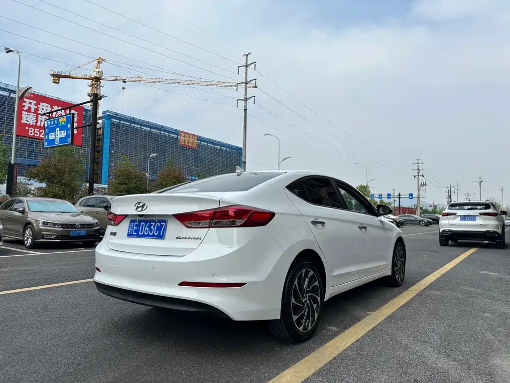 Hyundai Elantra — фото 4