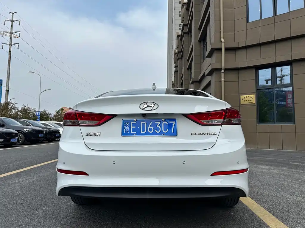 Hyundai Elantra — фото 5