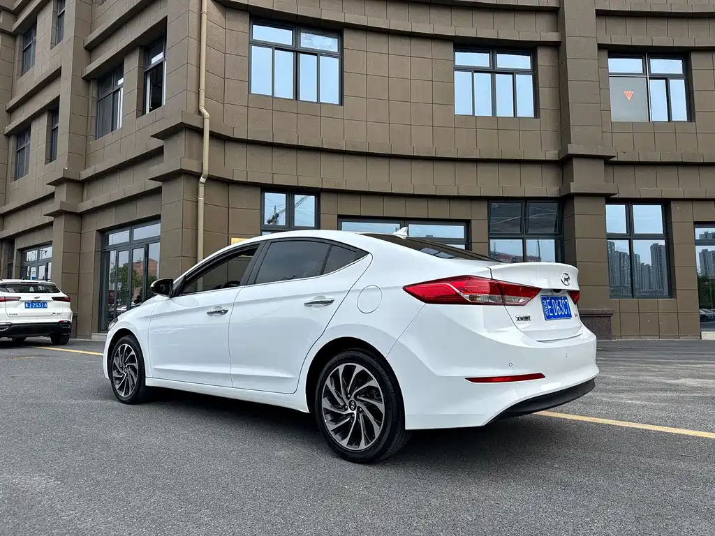 Hyundai Elantra — фото 6