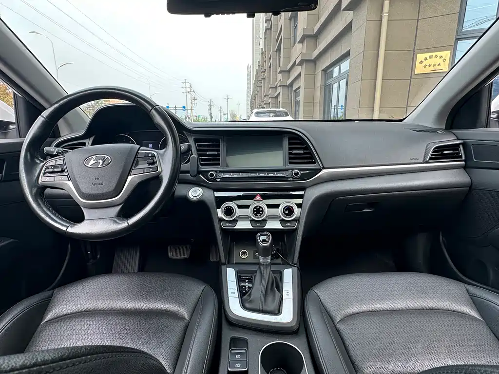 Hyundai Elantra — фото 7