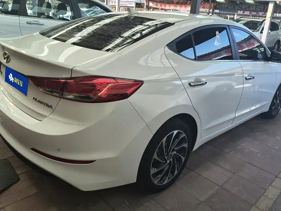 Hyundai Elantra — фото 3