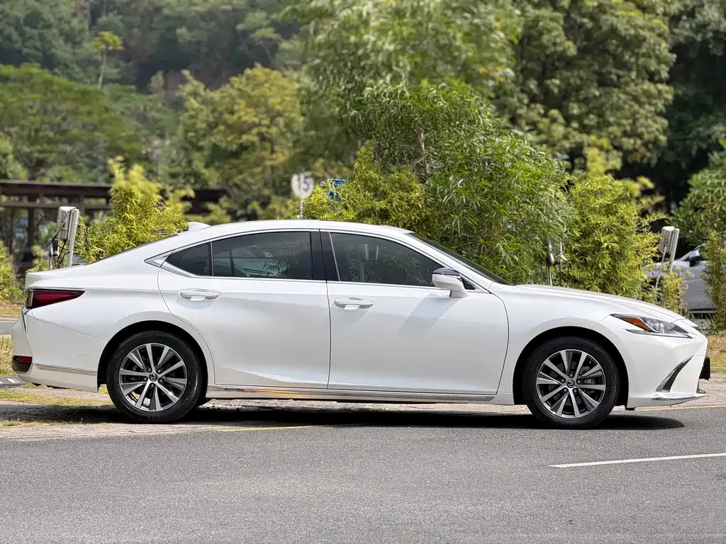 Lexus ES — фото 11