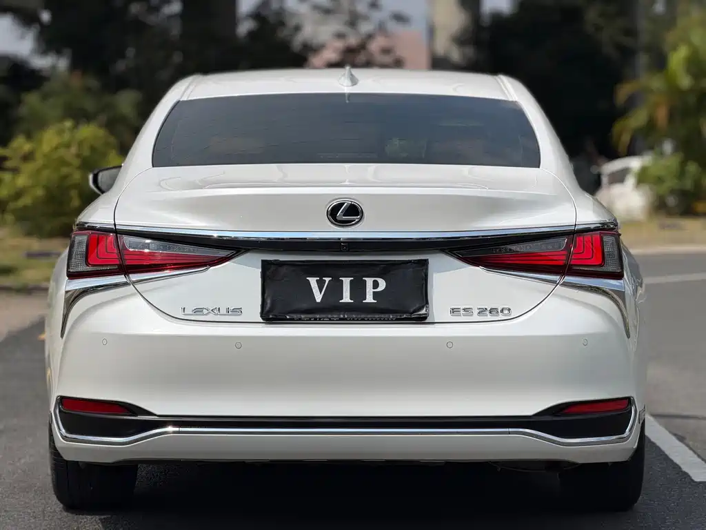 Lexus ES — фото 13