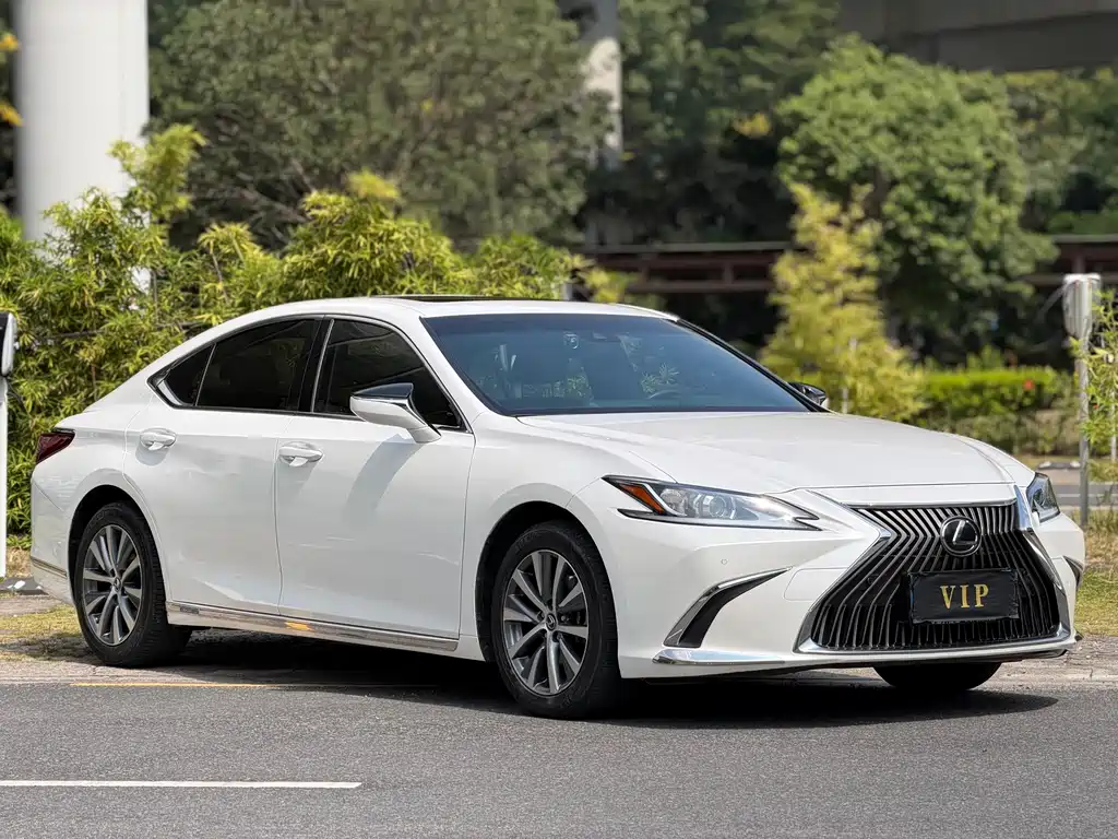 Lexus ES — фото 1