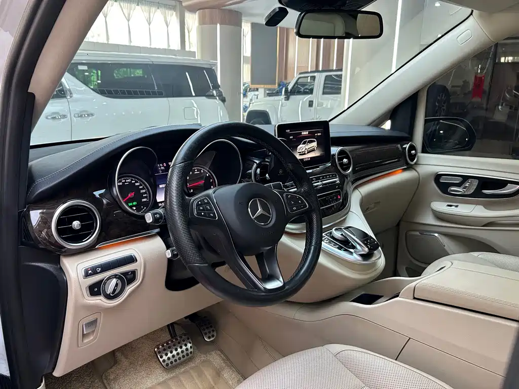 Mercedes-Benz V-Class — фото 13