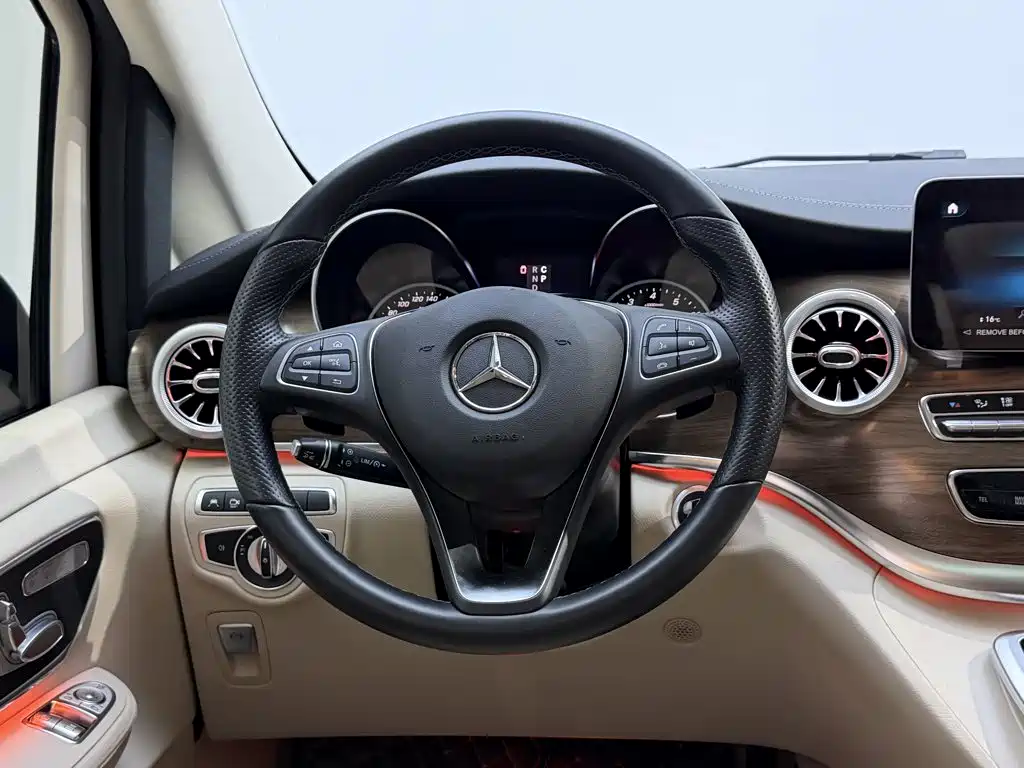 Mercedes-Benz V-Class — фото 14