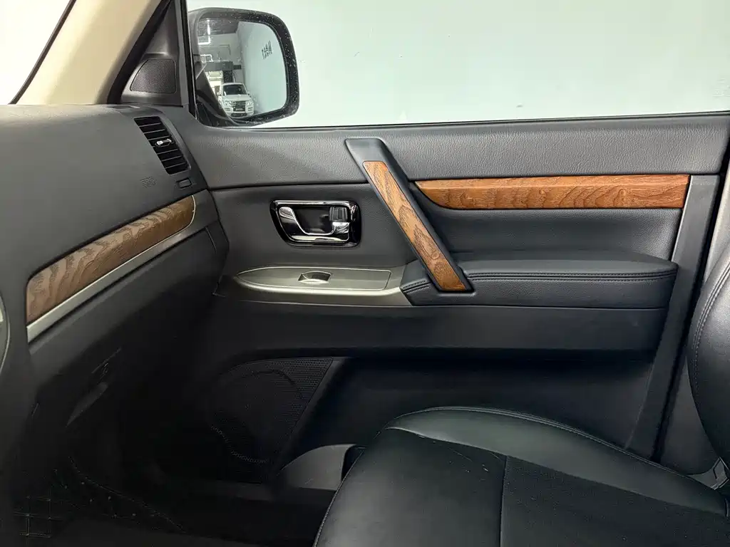 Mitsubishi Pajero (Import) — фото 11