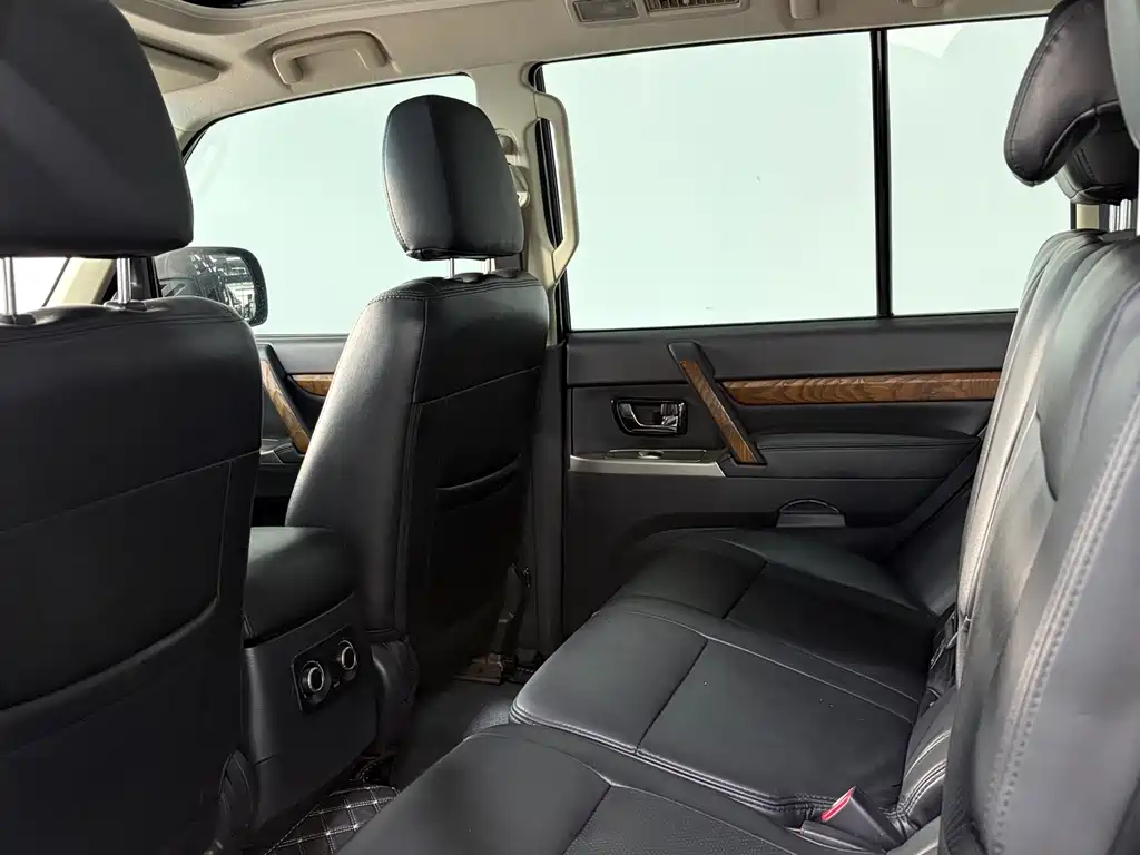 Mitsubishi Pajero (Import) — фото 14