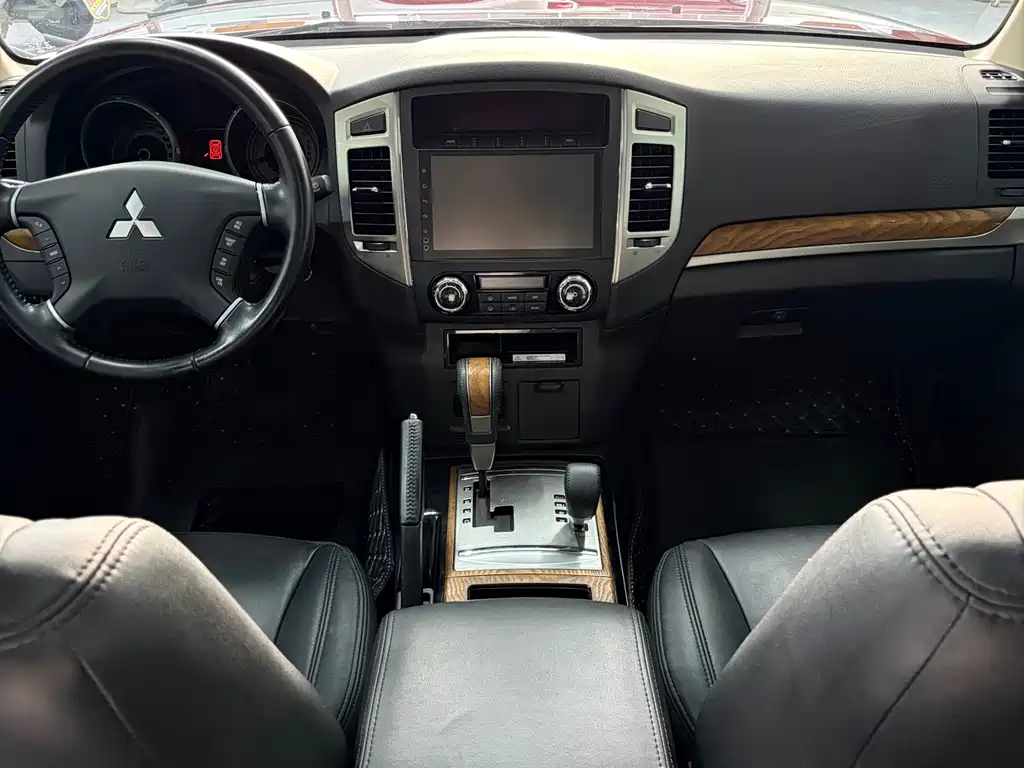 Mitsubishi Pajero (Import) — фото 15