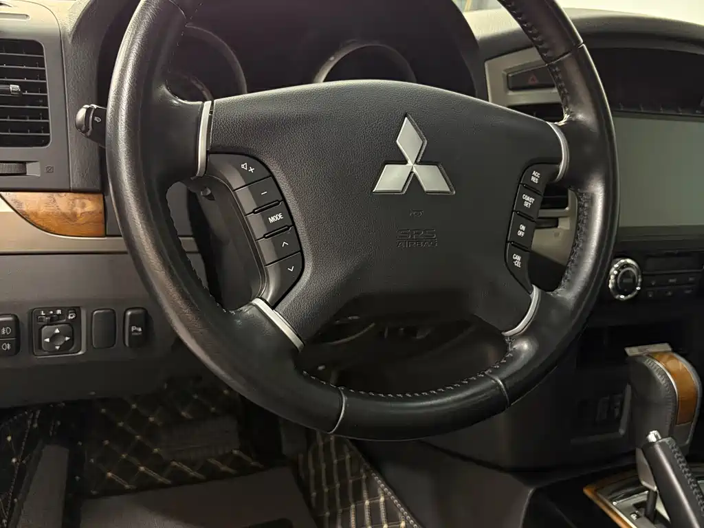 Mitsubishi Pajero (Import) — фото 9