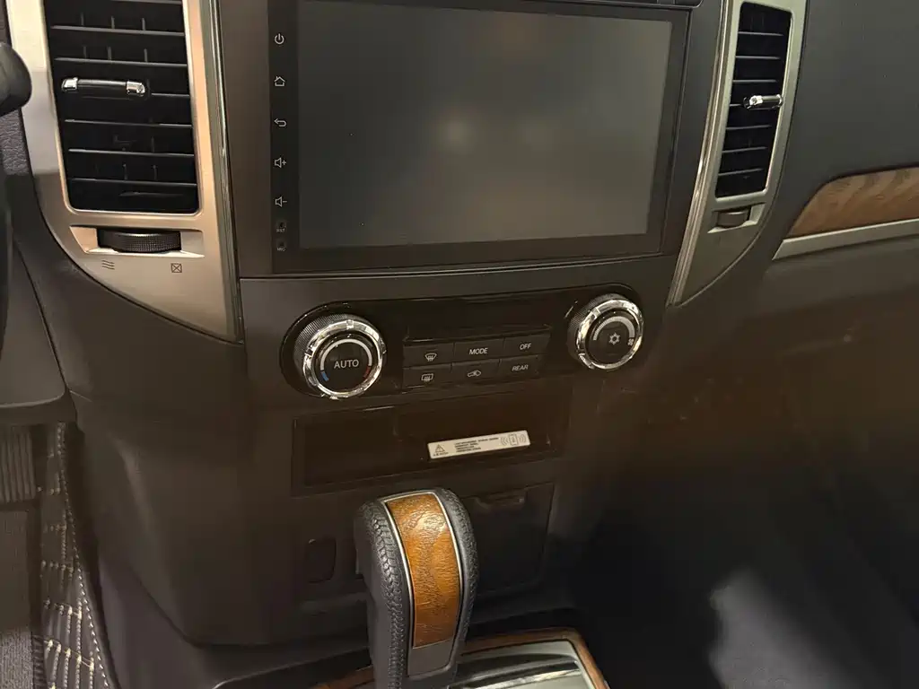 Mitsubishi Pajero (Import) — фото 10