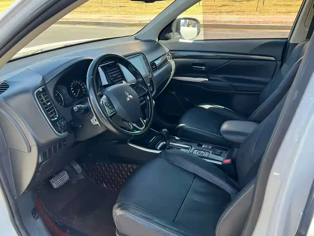 Mitsubishi Outlander — фото 4