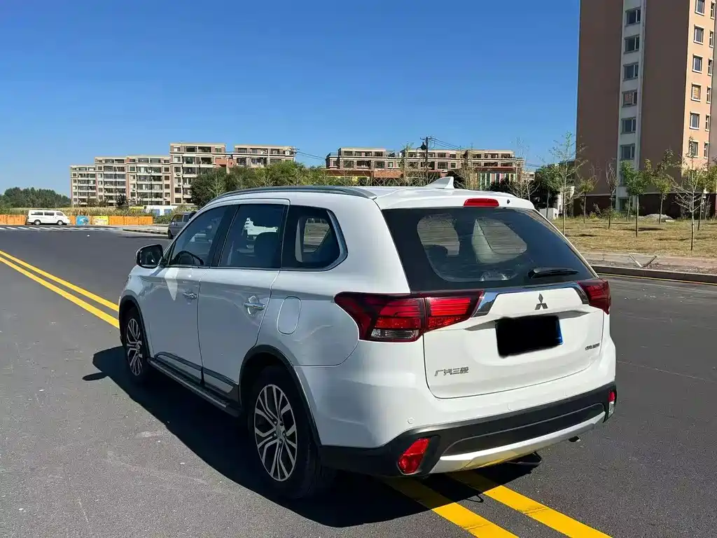Mitsubishi Outlander — фото 7
