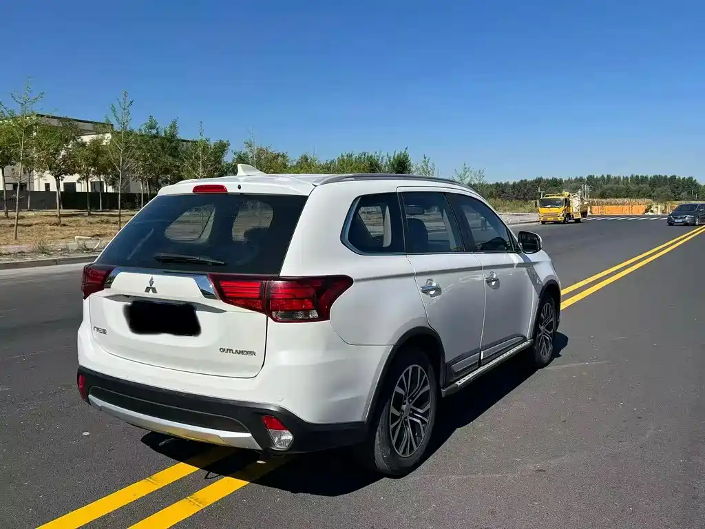 Mitsubishi Outlander — фото 9