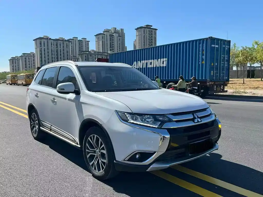 Mitsubishi Outlander — фото 1