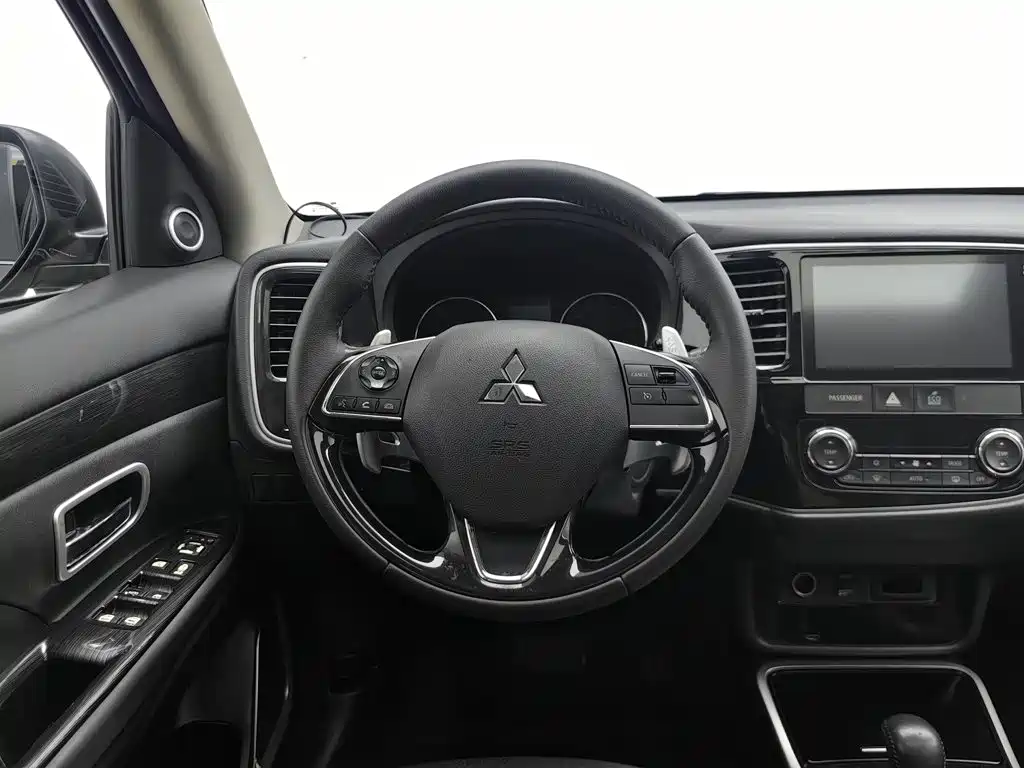 Mitsubishi Outlander — фото 11