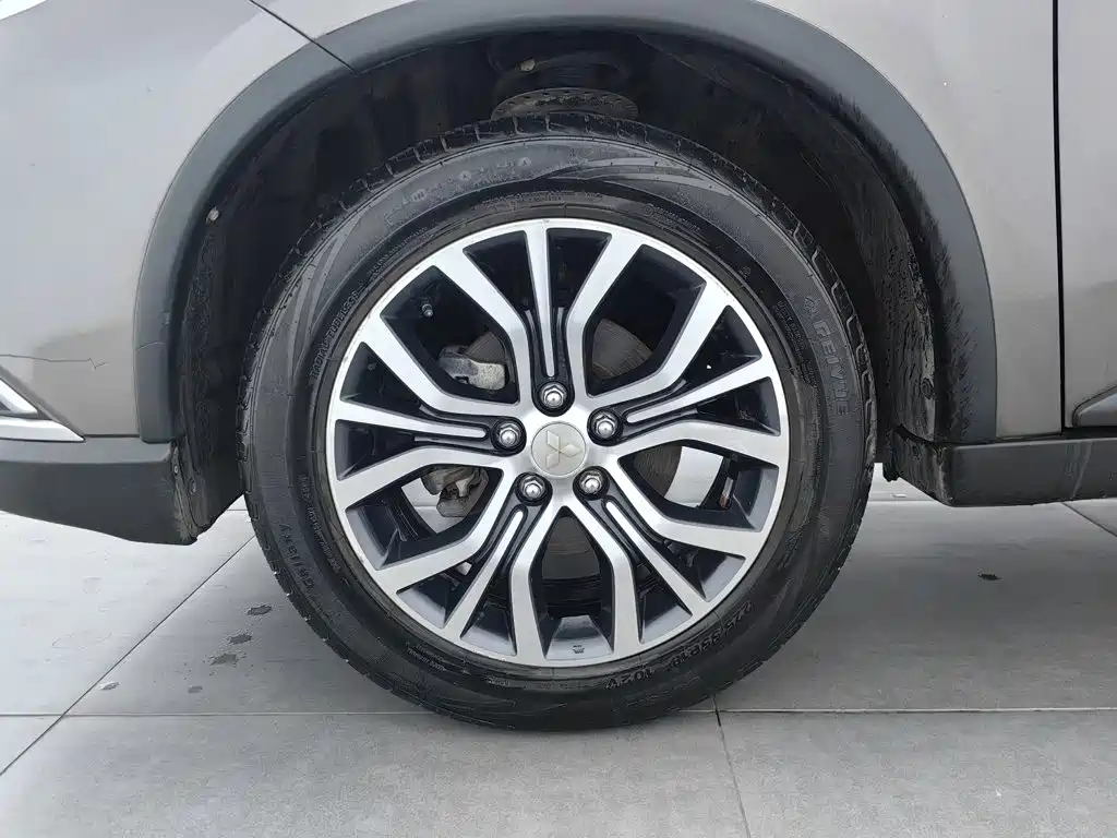 Mitsubishi Outlander — фото 17