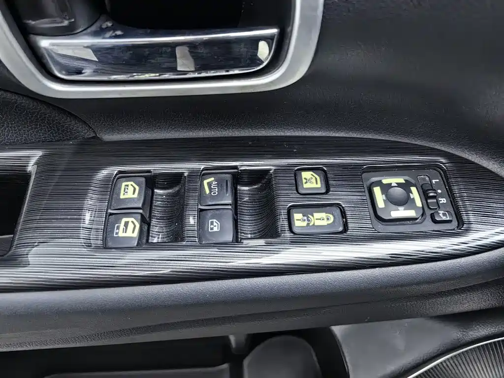 Mitsubishi Outlander — фото 9