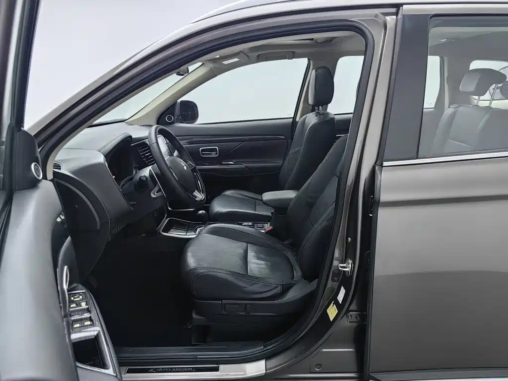 Mitsubishi Outlander — фото 10