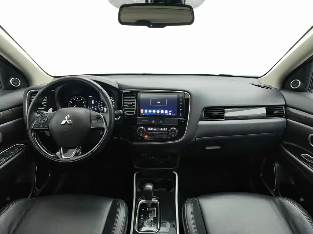 Mitsubishi Outlander — фото 5