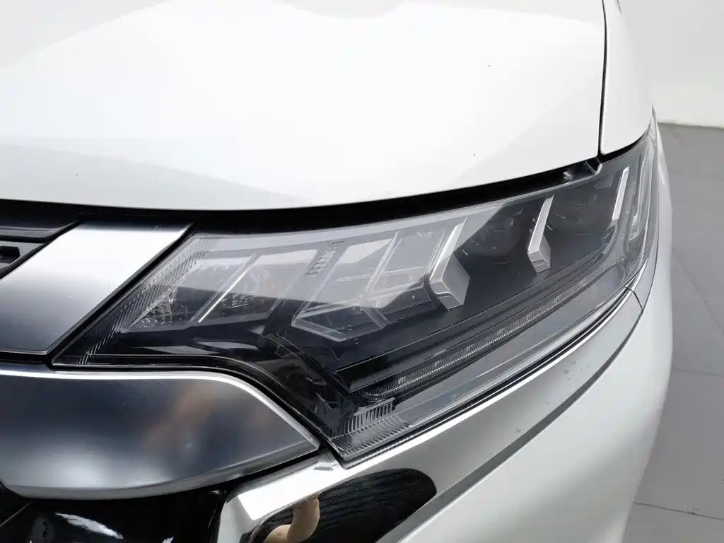 Mitsubishi Outlander — фото 7
