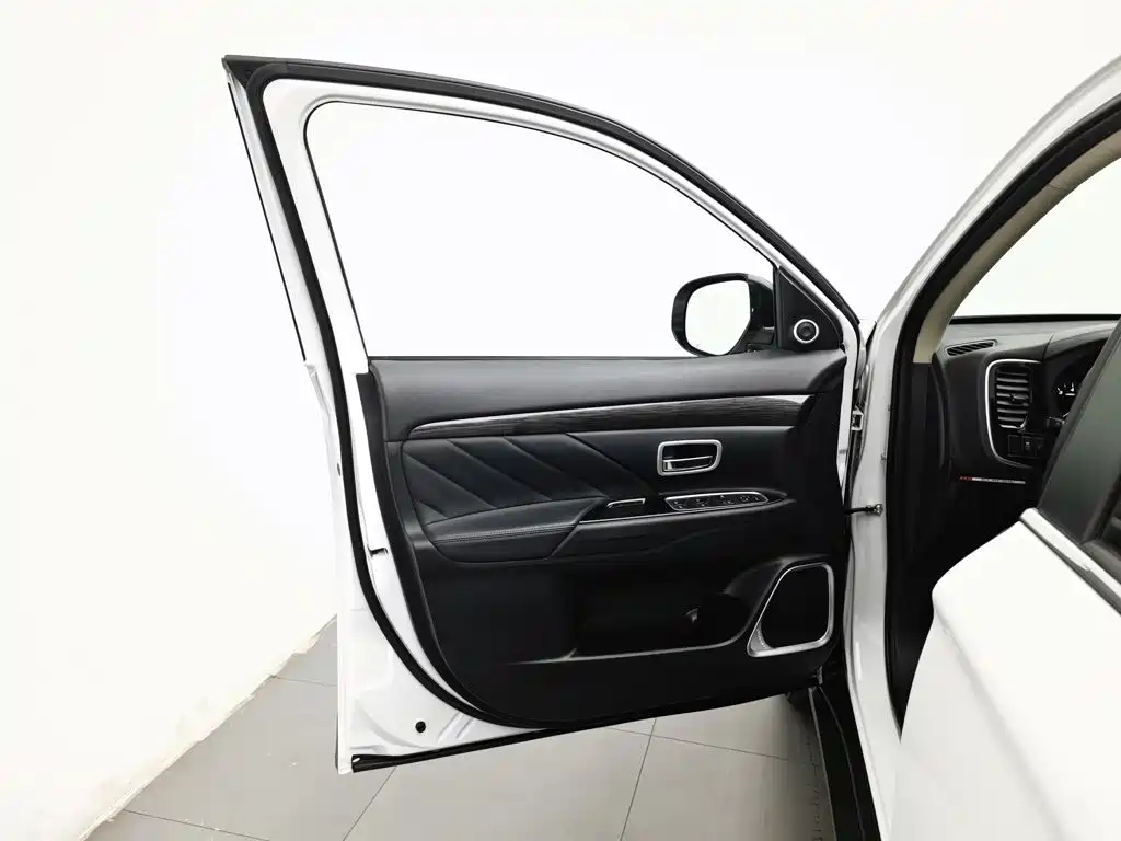 Mitsubishi Outlander — фото 8
