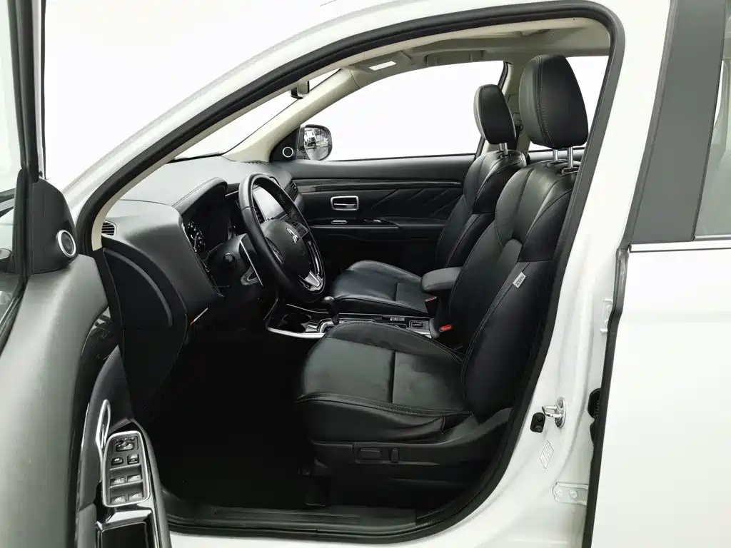 Mitsubishi Outlander — фото 10