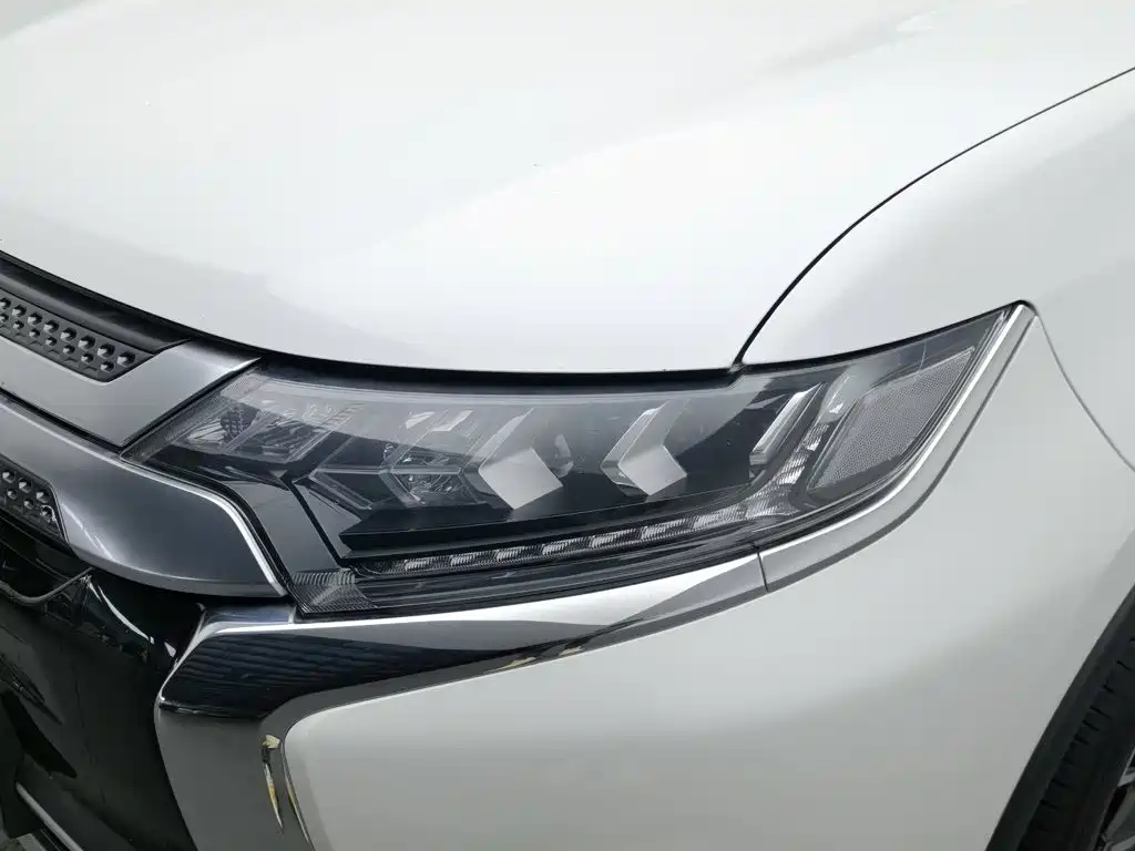 Mitsubishi Outlander — фото 7