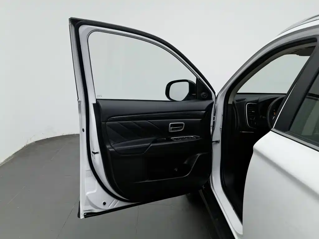 Mitsubishi Outlander — фото 8