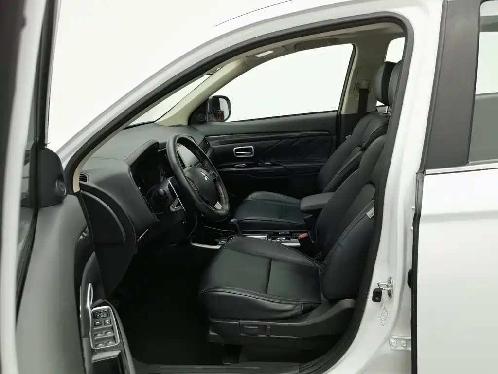 Mitsubishi Outlander — фото 10