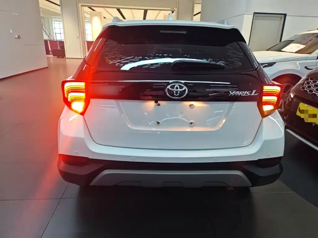 Toyota Yaris L — фото 5