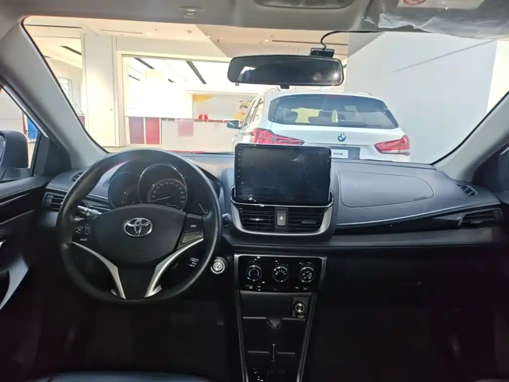 Toyota Yaris L — фото 9