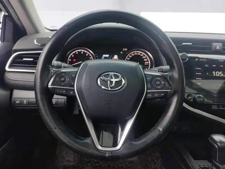 Toyota Camry — фото 15