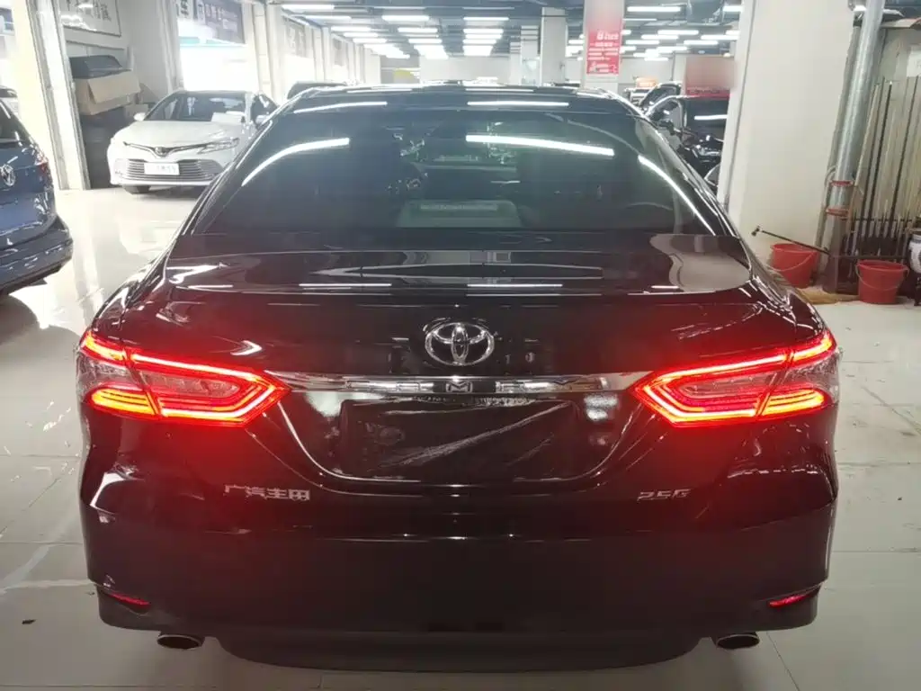 Toyota Camry — фото 5