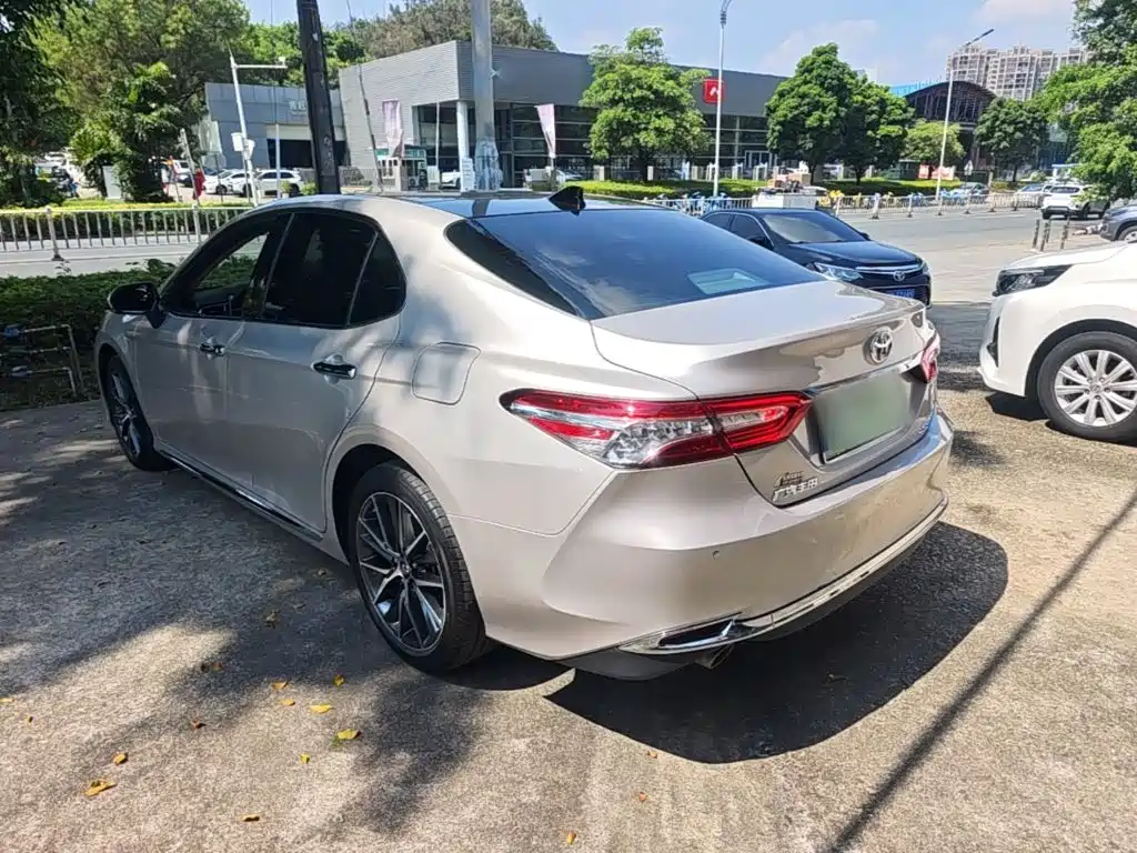 Toyota Camry — фото 4