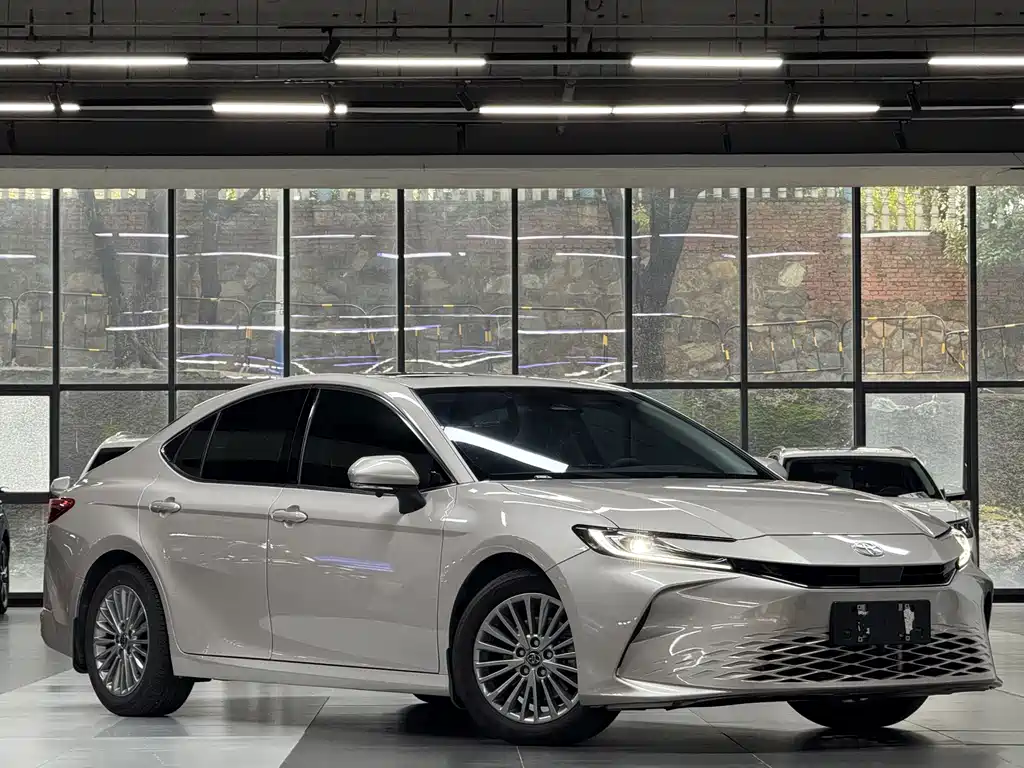 Toyota Camry — фото 3