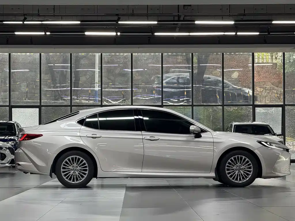 Toyota Camry — фото 8