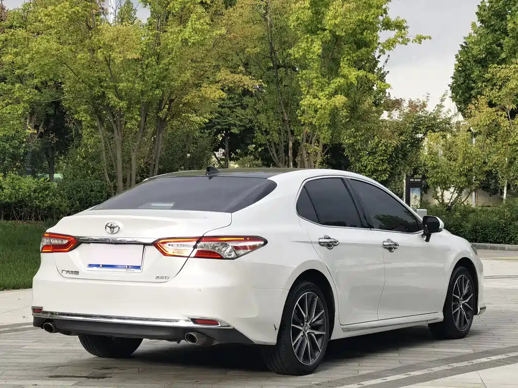 Toyota Camry — фото 4