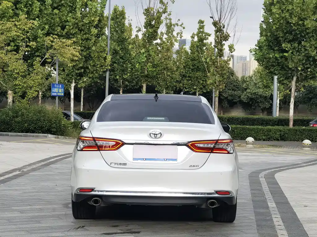 Toyota Camry — фото 5