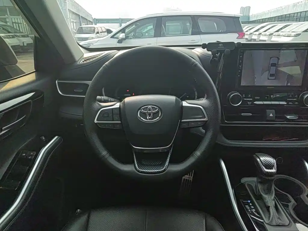 Toyota Highlander — фото 10