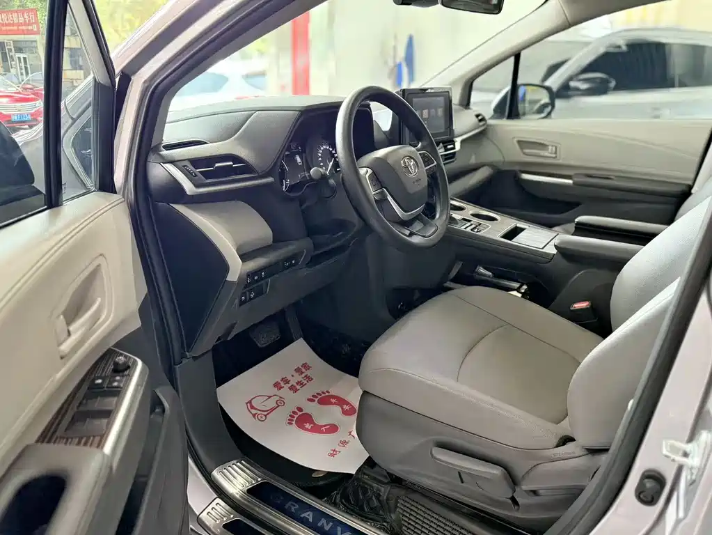 Toyota Granvia — фото 4